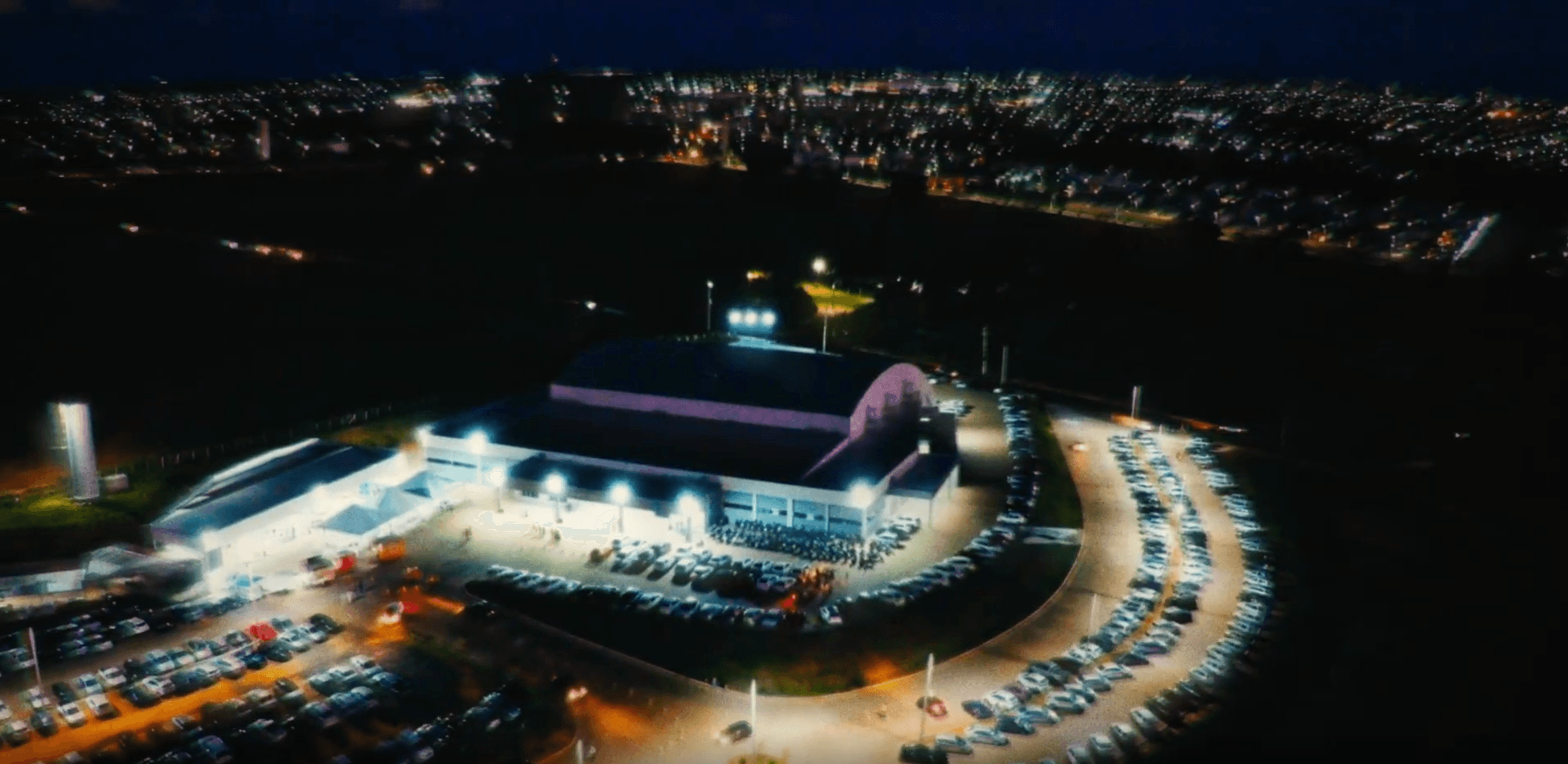 Vista aérea da Primeira Igreja Batista de Marília à noite